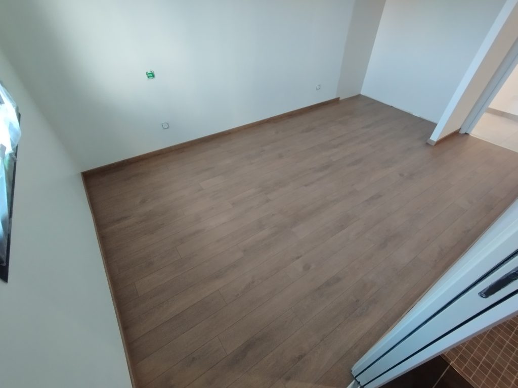 Sol effet bois posé par MM Cuisines dans une pièce à Roanne